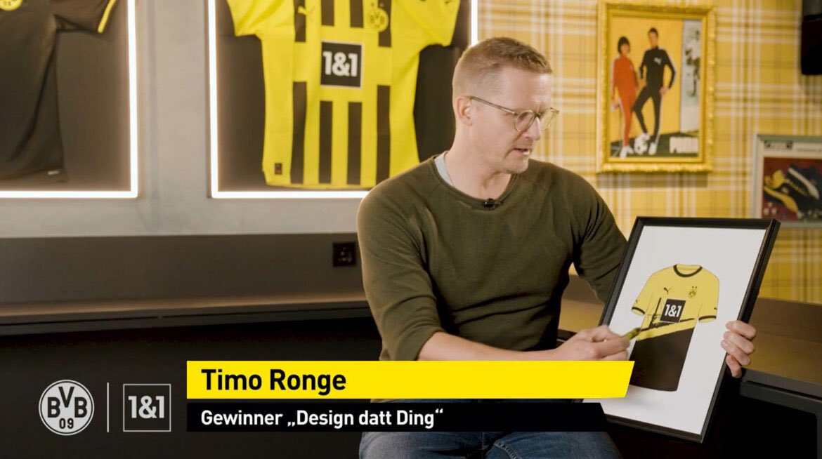 FussballBR's tweet photo. 🇩🇪👕 𝐍𝐎𝐕𝐀 𝐂𝐀𝐌𝐈𝐒𝐀 𝐃𝐎 𝐁𝐕𝐁! 🐝
O Borussia Dortmund anunciou a camisa da temporada 2023/24, feita pelo fã designer vencedor da dinâmica, Timo #Ronge, que desenhou a camisa da equipe homenageando o Signal Iduna Park e a Muralha Amarela.
O concurso recebeu mais de 15.000 modelos de fãs de todo o mundo, mas na fase final havia apenas nove candidatos.
Segundo o @BVB, Timo Ronge foi eleito com grande vantagem sobre o segundo colocado. O percentual de votos e os demais modelos na disputa não foram revelados.