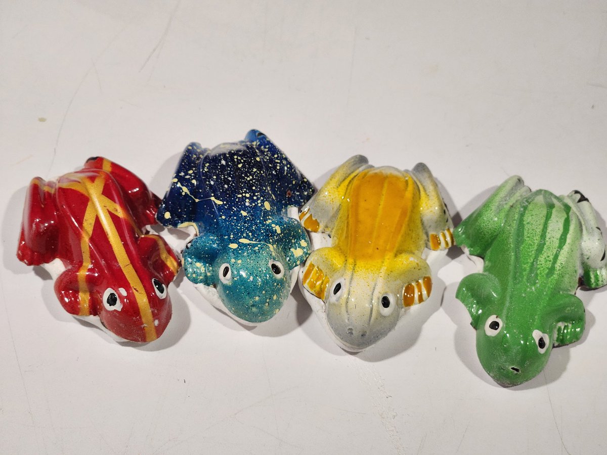 MrFish86's tweet photo. I made some chocolate #HarryPotter Frogs with ganache fillings and marshmallow bellies!

Griffindor: Raspberry Lemonaide
Ravenclaw: Blueberry
Hufflepuff: Lemon Zest, Black Pepper, Thyme
Slytherin: Key Lime Pie https://t.co/OwQeGmWxB9