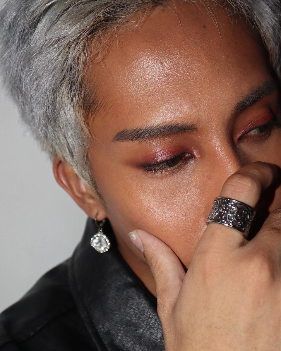 Felip serving with his silver platinum hair and honey moreno skin ✨ (1/2)

🔗 instagram.com/p/CsEFTcCJjni/…

#FELIP <a href="/felipsuperior/">FELIP</a>