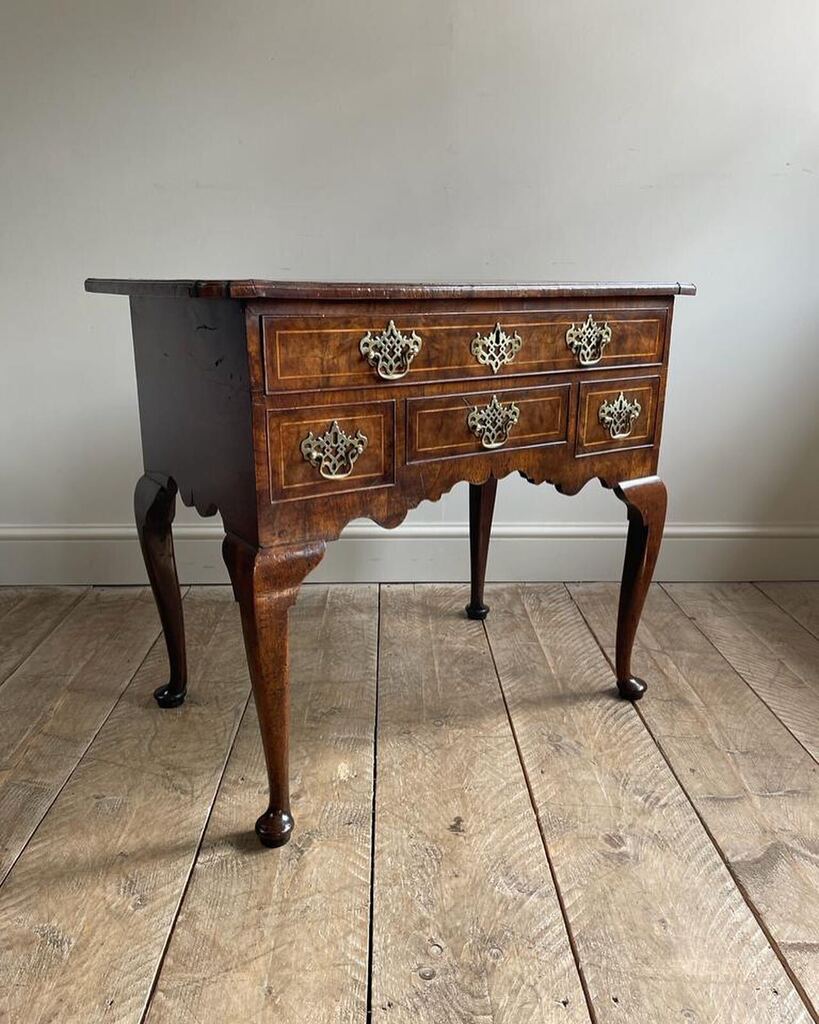 Now in: probably the BEST one we’ve ever had! Early Georgian walnut lowboy of wonderful colour and figure. Moulded shaped top with wide crossband and boxwood stringing over one long and three short figured drawers with original fret brass handles. Shaped… instagr.am/p/CsEGB0fIiDi/