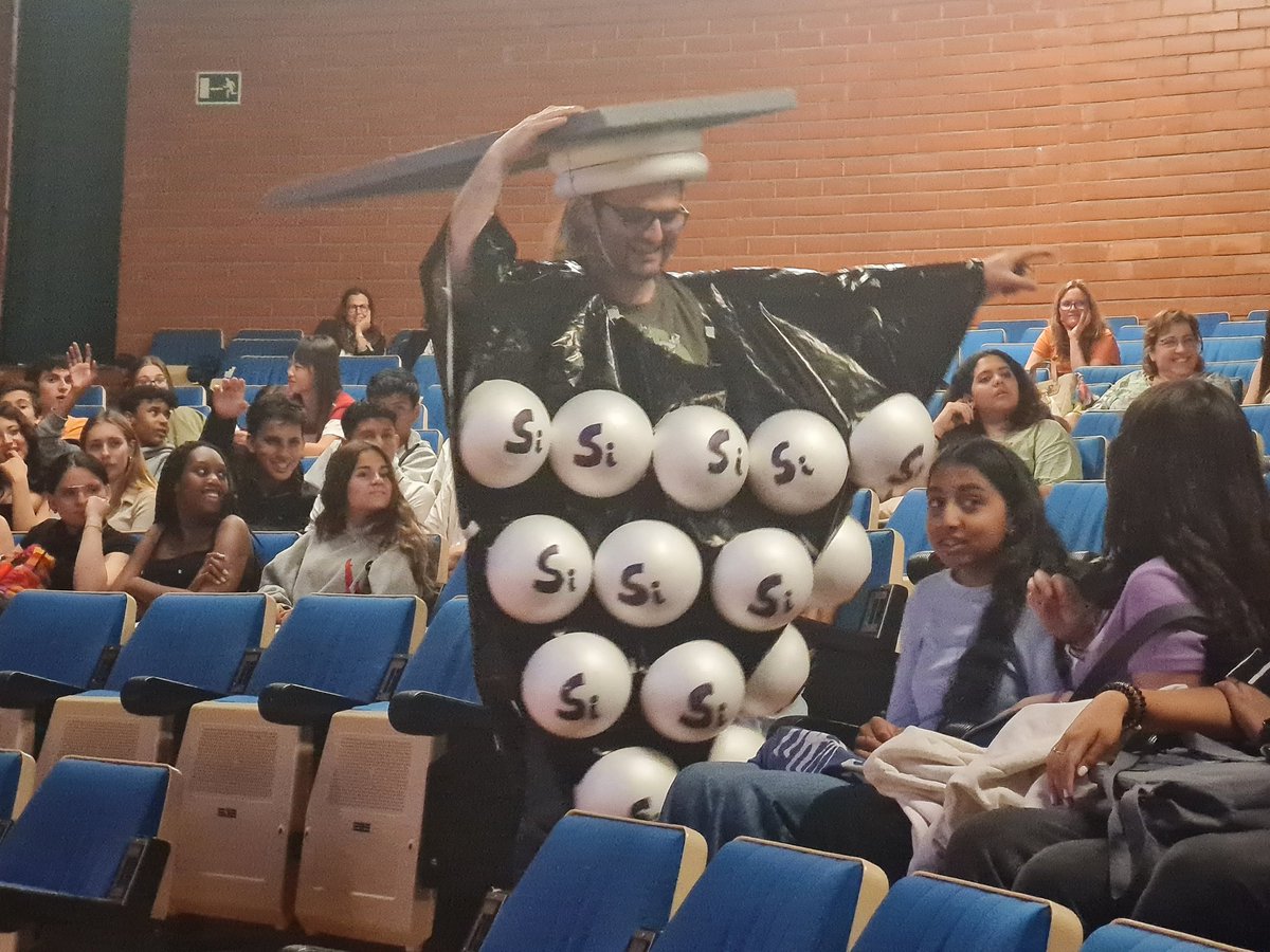 icn2nano's tweet photo. Després de la pausa per esmorzar estàvem avorrint al jovent amb una sessió teòrica sobre la microscòpia #AFM i #STM...
Per sort #AFMman ha vingut al rescat! Ara hem entès com funcionen els microscopis que acaronen àtoms! https://t.co/C2hGJtON8e