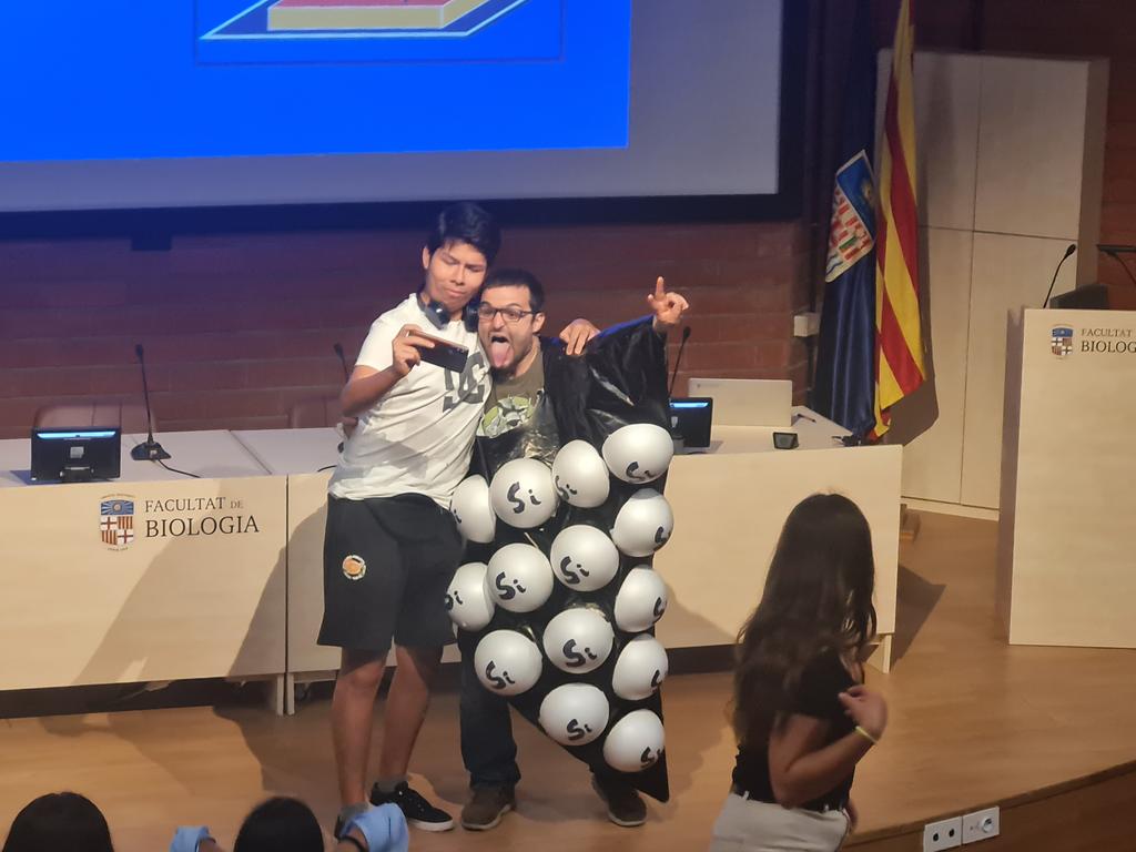 icn2nano's tweet photo. Després de la pausa per esmorzar estàvem avorrint al jovent amb una sessió teòrica sobre la microscòpia #AFM i #STM...
Per sort #AFMman ha vingut al rescat! Ara hem entès com funcionen els microscopis que acaronen àtoms! https://t.co/C2hGJtON8e
