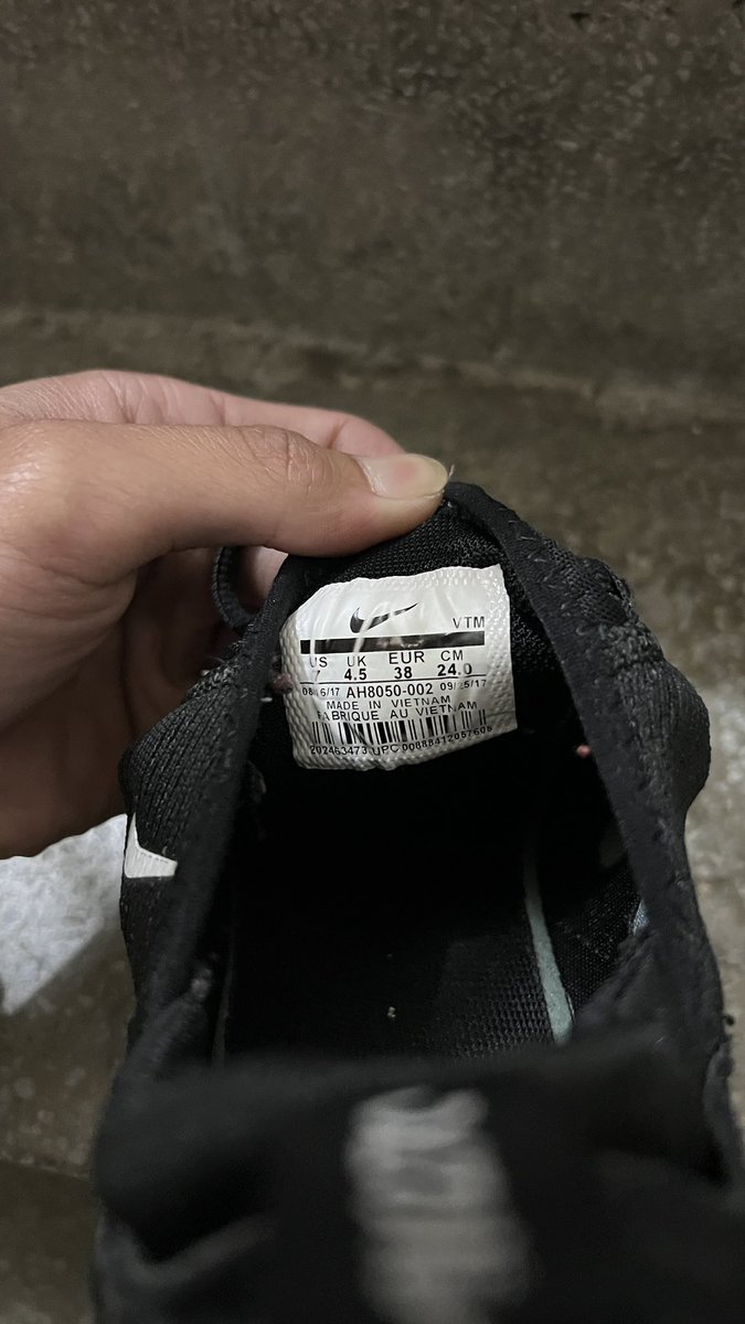 A_wei18's tweet photo. 射鞋紀錄16
Nike270個人覺得是一雙很有魅力的運動鞋，24cm襪套設計讓肉棒有舒服的包覆感，同時又能兼顧鎖住腳汗味的功用！一隻拿來當尿壺，另一隻成為我屌下的儲精容器，這雙鞋的用法已經發揮到極致，我的騷味和洨味完整的留給了鞋主，希望能感受到我對這雙鞋的心意。
#掃樓 #射鞋 #尿鞋 #打洨# 打胶 https://t.co/mzUTr37Zro