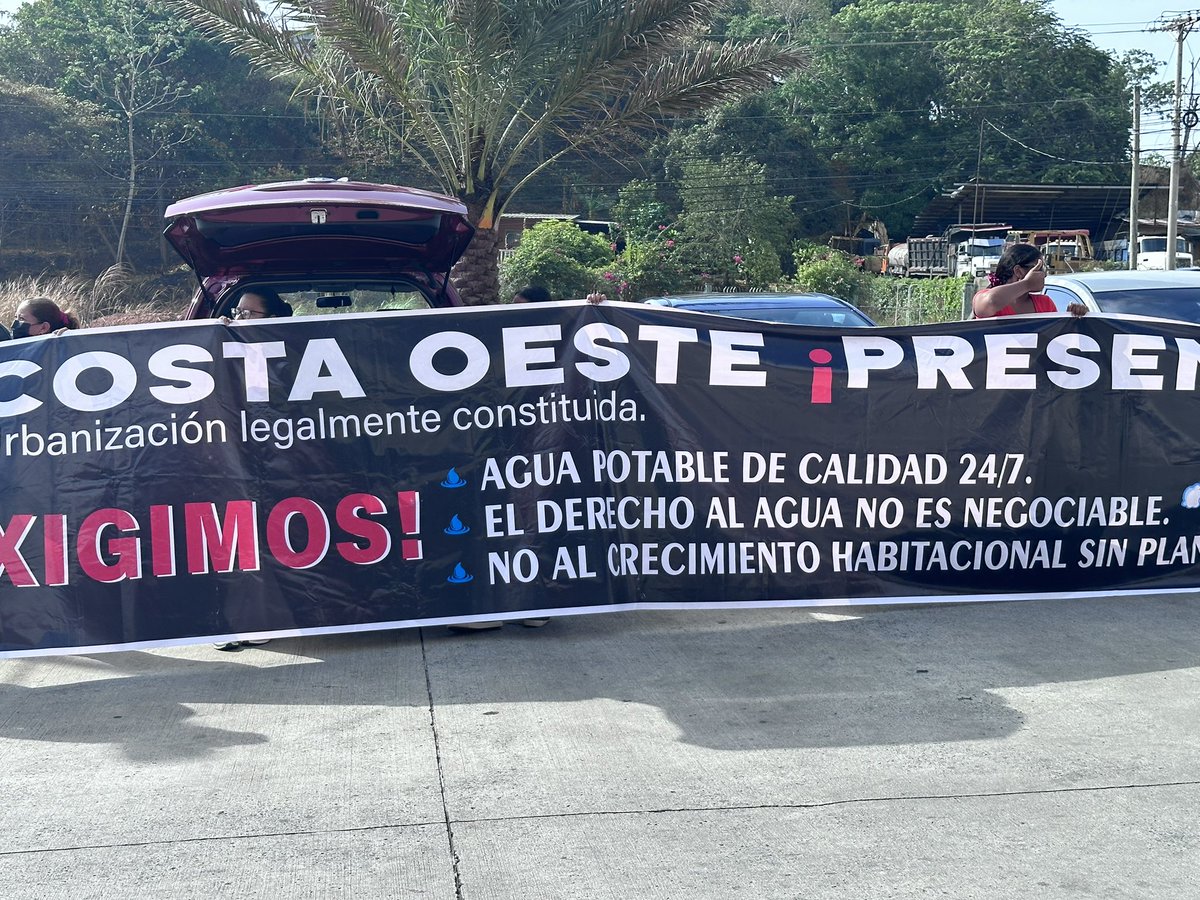 FabioCaballero8's tweet photo. Residentes de Costa Oeste en La Chorrera se oponen a la perforación de pozos por parte del @IDAANinforma. Aseguran que es una medida inconsulta y sienten preocupación. Hoy protestan frente a la Gobernación @tvnnoticias https://t.co/Fk7vR7ULeJ