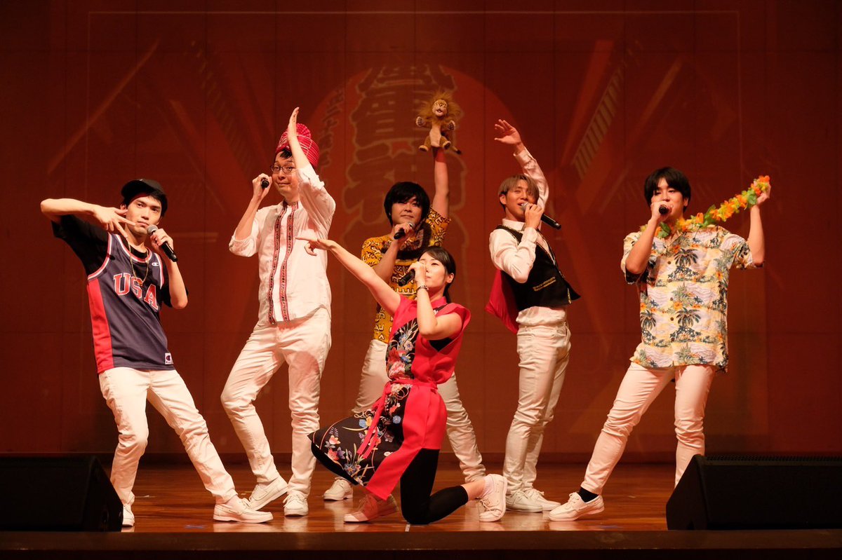 2Acappella5's tweet photo. TWO-FIVEはマレーシア在住の旧メンバーYuもサプライズ出演し、7人で「ディズニーメドレー」「ドラえもんのうた」を披露しました。
客席からは歓声が絶えず、大反響を頂きました。歌っていて楽しかった！
これからも皆様を新たな旅へお連れできるよう、次へ進み続けます！
#JourneyOfVoices #JoV https://t.co/TyNX7AwnKO