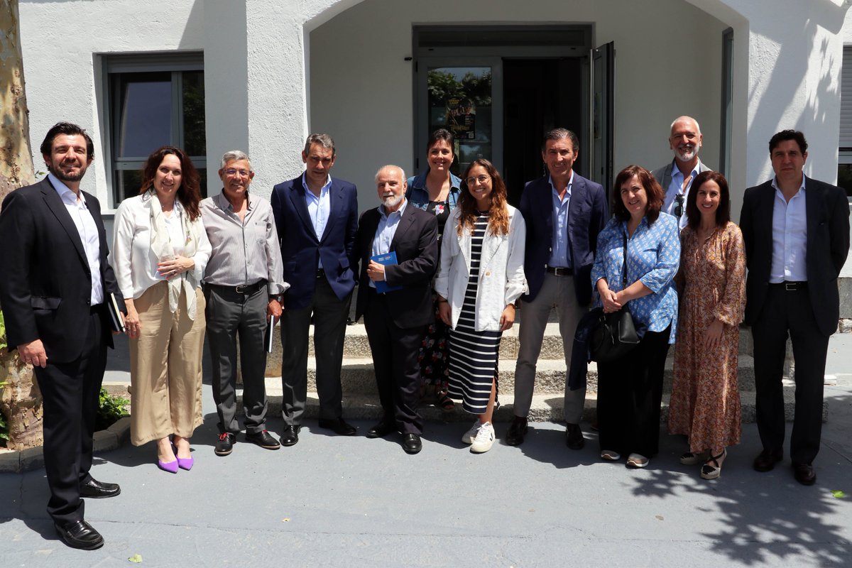 CasviTresCantos's tweet photo. Thank you to all the attendees of the 4th edition of the 'Obervatorio de mejores prácticas y gestión excelente' held this morning at #Casvi International American School. An interesting morning with Amador Sánchez, dean of @CDL_Madrid #CasviTresCantos https://t.co/T9HDwdJAyu