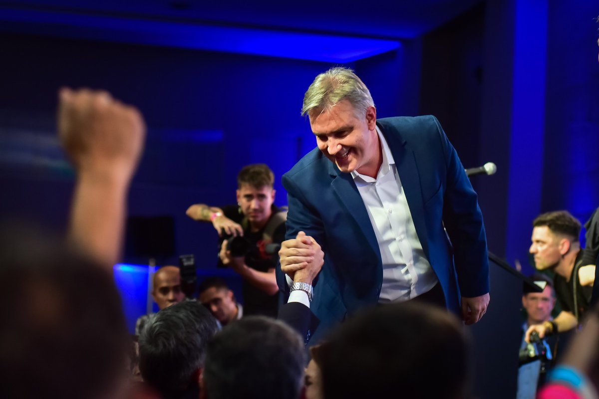 CordobaVerdad's tweet photo. "𝗨𝗡𝗜𝗗𝗢𝗦 𝗣𝗢𝗥 𝗖𝗢́𝗥𝗗𝗢𝗕𝗔, 𝗡𝗢 𝗝𝗨𝗡𝗧𝗢𝗦 𝗣𝗢𝗥 𝗨𝗡 𝗖𝗔𝗥𝗚𝗢" 𝗔𝗥𝗥𝗔𝗡𝗖𝗔𝗥𝗢𝗡 𝗟𝗔𝗦 𝗖𝗔𝗠𝗣𝗔𝗡̃𝗔𝗦 𝗣𝗢𝗥 𝗟𝗔 𝗚𝗢𝗕𝗘𝗥𝗡𝗔𝗖𝗜𝗢́𝗡 𝗗𝗘 𝗟𝗔 𝗣𝗥𝗢𝗩𝗜𝗡𝗖𝗜𝗔
Martín Llaryora mostro que él también puede ser duro y crítico.
https://t.co/PE6m31wEig https://t.co/H3v1GqF9Qv