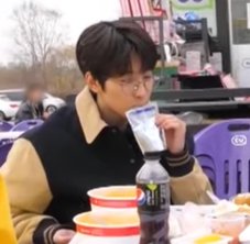 miwon17_'s tweet photo. Others having pepsi black but Wonwoo X capri-sun forever https://t.co/fowUC5nl1t