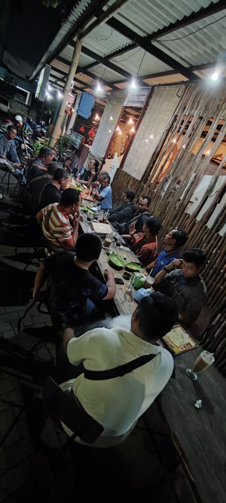 ikastembaya's tweet photo. halal bi halal tipis² setelah beberapa waktu lama sudan tidak bersua, alumni stemba surabaya lintas generasi. 
#PowerOfTogethernes #ikastembaya 

-us https://t.co/8fAZTcR773
