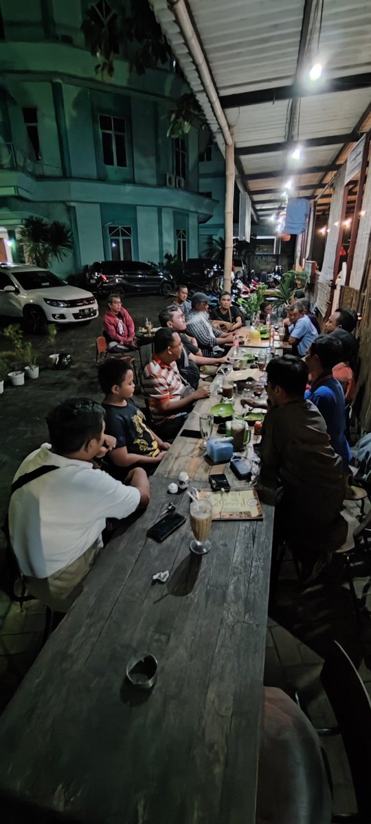 ikastembaya's tweet photo. halal bi halal tipis² setelah beberapa waktu lama sudan tidak bersua, alumni stemba surabaya lintas generasi. 
#PowerOfTogethernes #ikastembaya 

-us https://t.co/8fAZTcR773