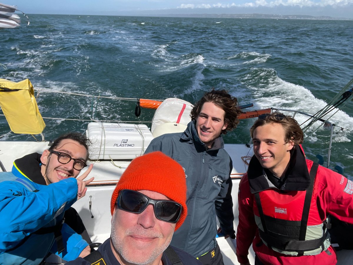 VirtualRegatta's tweet photo. 🎮 ‣ ⛵️ 𝐷𝑢 𝑣𝑖𝑟𝑡𝑢𝑒𝑙 𝑎𝑢 𝑟𝑒́𝑒𝑙

Waouh ! Nos 10 finalistes ont enfin mis les pieds au Havre pour vivre une semaine de rêve en mer ! ☀️
@TransatJV 

[1/3] ��️ https://t.co/amHJR6cfmq