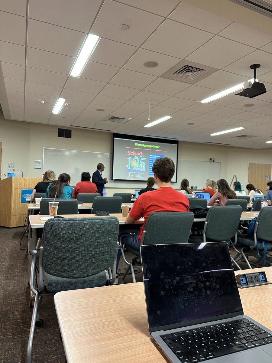 StephenHammes's tweet photo. The great Ravi Balasubramanian explaining puberty ⁦@FIRbees⁩! https://t.co/cTTh2uh8jx