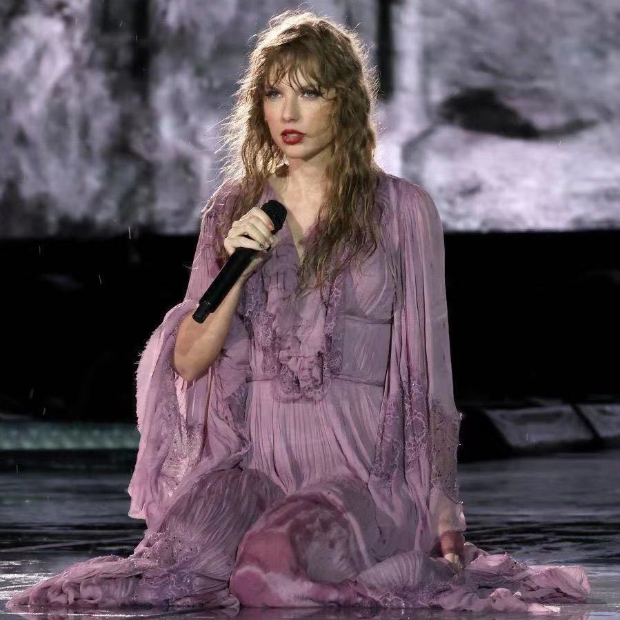 No because can ya’ll imagine if she had gotten wet in that green dress instead…