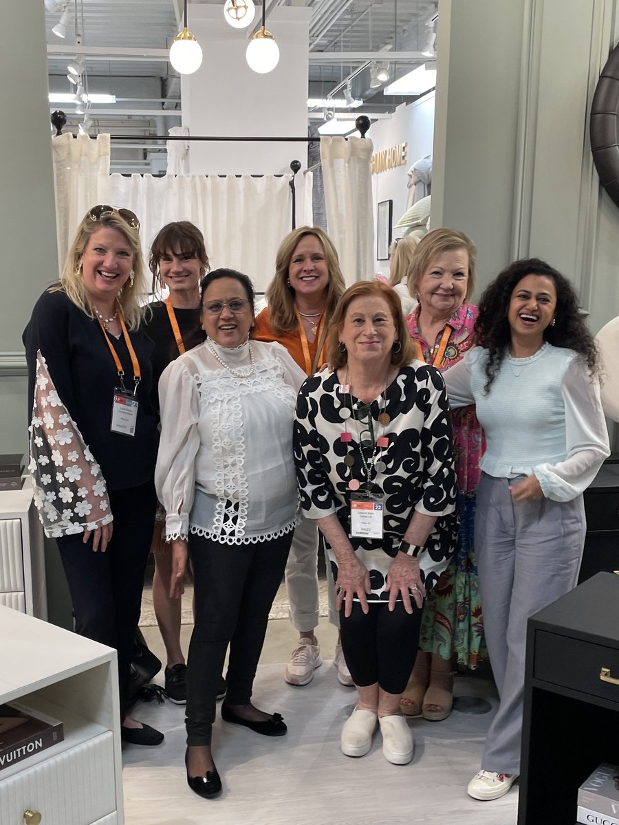 orchidsluxhome's tweet image. The high queens of High Point 🌸! We thank all of you lovely ladies for making our @HPMarketNews a memorable one!
..
#orchidsamerica #hpmkt #designonhpmkt