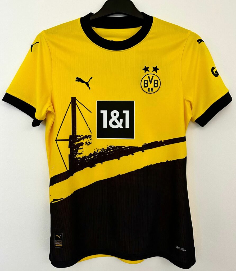 BRBVB09_'s tweet photo. O Borussia Dortmund anunciou oficialmente a camisa da temporada 2023/24, feita pelo fã/designer vencedor do concurso, Timo #Ronge, que homenageou o Signal Iduna Park e a Muralha Amarela.
#BVB https://t.co/evBvHXmZuB
