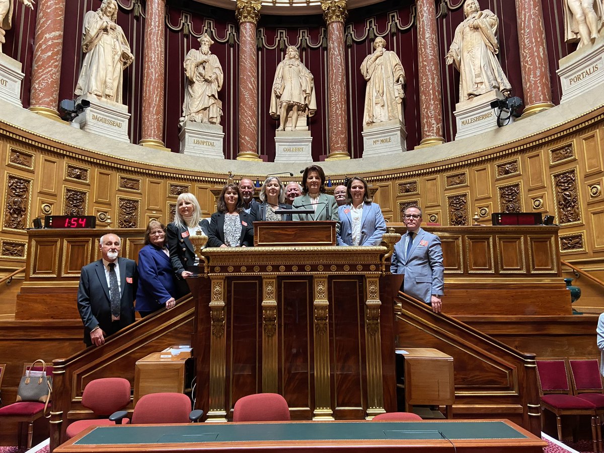 Dominiq_Estrosi's tweet photo. Bienvenue chère Isabelle Brès maire de Colomars avec tes adjoints au #Sénat de la #République: la chambre des collectivités! Un réel plaisir que de vous faire découvrir ce patrimoine d’exception et les missions de notre assemblée parlementaire au service de la démocratie. https://t.co/SSo43p9kai