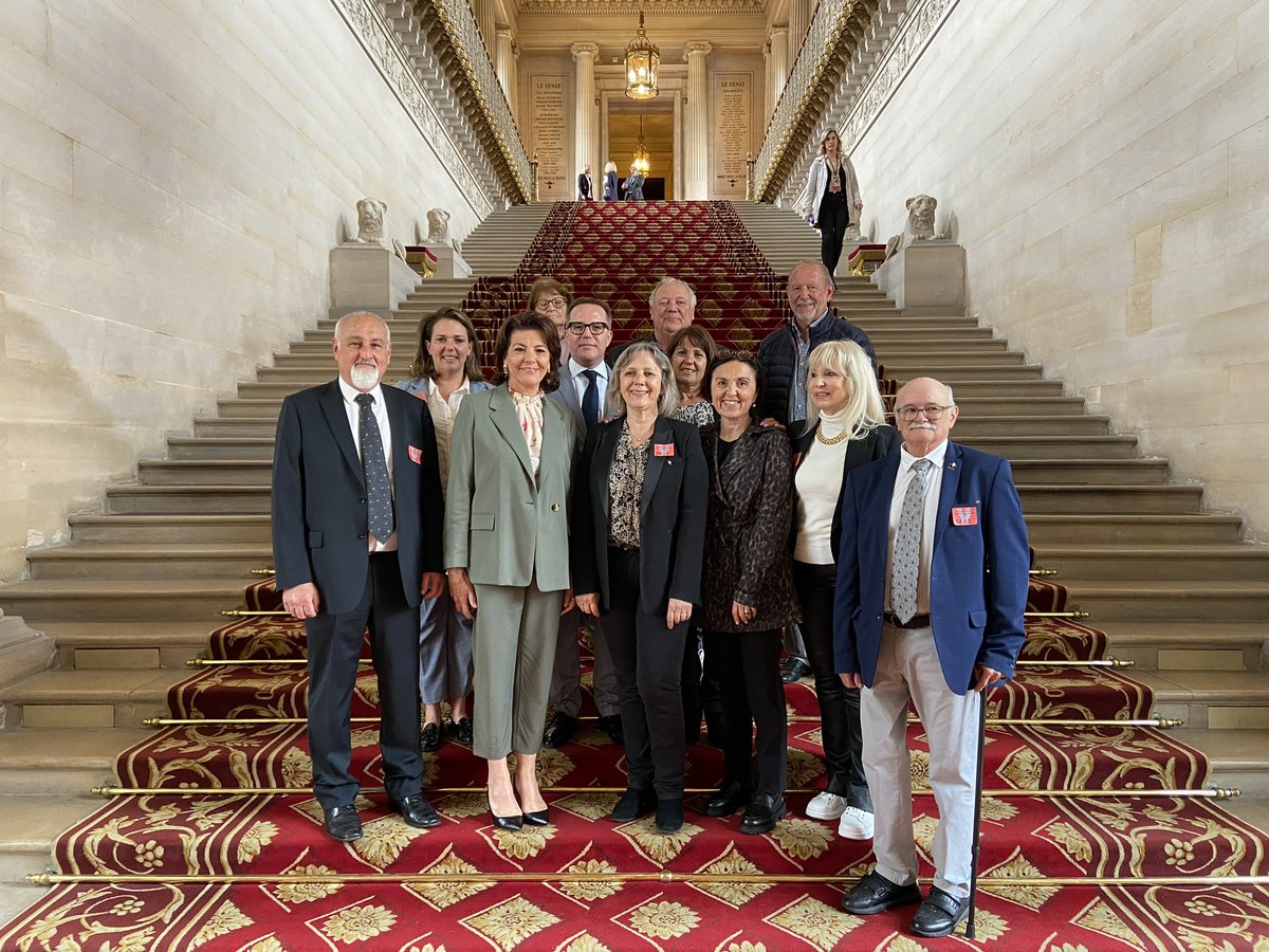 Dominiq_Estrosi's tweet photo. Bienvenue chère Isabelle Brès maire de Colomars avec tes adjoints au #Sénat de la #République: la chambre des collectivités! Un réel plaisir que de vous faire découvrir ce patrimoine d’exception et les missions de notre assemblée parlementaire au service de la démocratie. https://t.co/SSo43p9kai