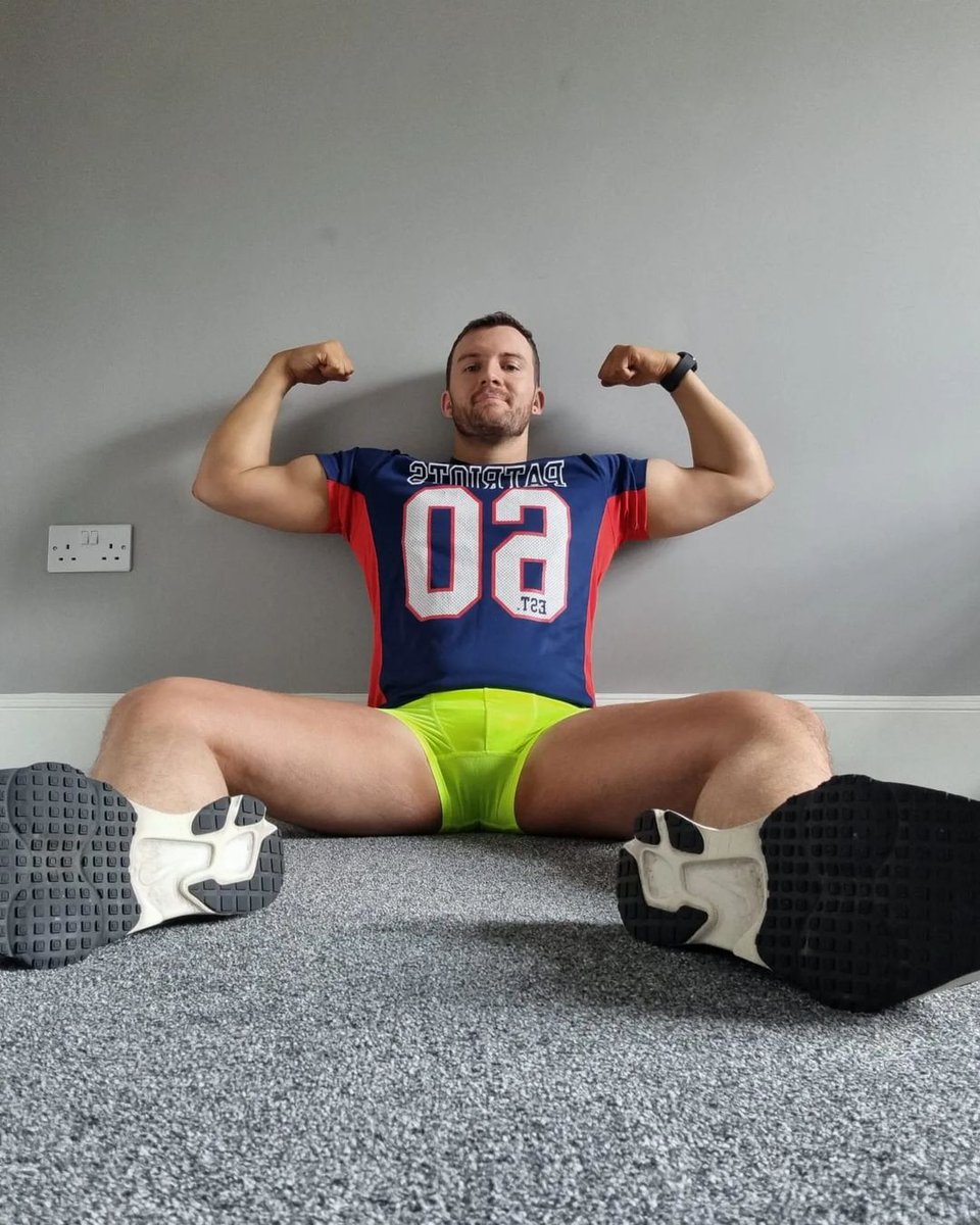 CarlGreen92's tweet photo. @K_Lhornylads @hotfitmenonly @HotGuyZone @purelygayporn @gaycouplesxxx Can I? 😈🔥 https://t.co/Nla6GWgnz2