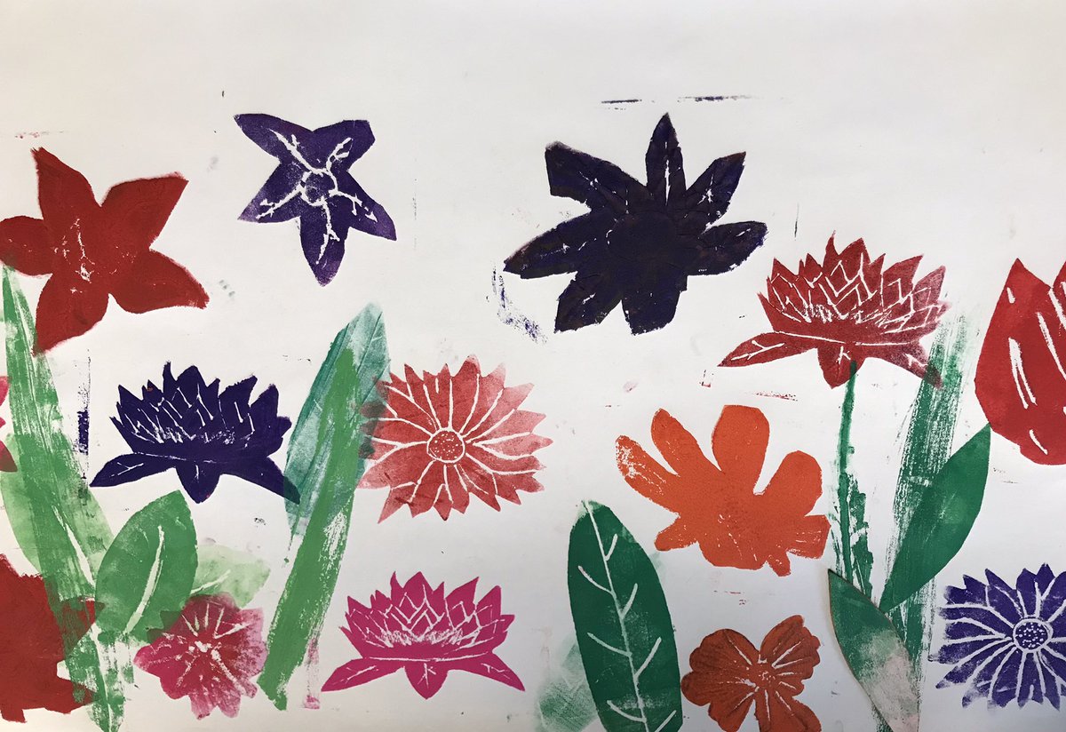 SusanGalbraith4's tweet photo. What a pleasure it was to work with Mlle Jones and her gr5 class @SummerhillStars. The theme of spring can be explored in so many ways. I’m loving this mural made from printing fun foam stamps and real leaves! @ASD_West #CreateConnectCommunicate https://t.co/11iHkzqSsA