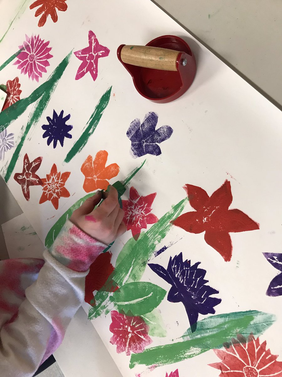 SusanGalbraith4's tweet photo. What a pleasure it was to work with Mlle Jones and her gr5 class @SummerhillStars. The theme of spring can be explored in so many ways. I’m loving this mural made from printing fun foam stamps and real leaves! @ASD_West #CreateConnectCommunicate https://t.co/11iHkzqSsA