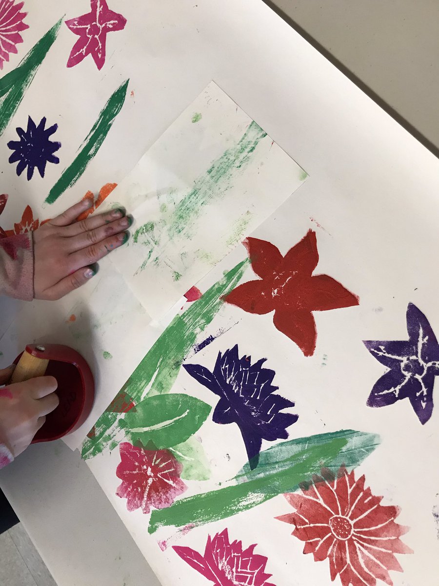 SusanGalbraith4's tweet photo. What a pleasure it was to work with Mlle Jones and her gr5 class @SummerhillStars. The theme of spring can be explored in so many ways. I’m loving this mural made from printing fun foam stamps and real leaves! @ASD_West #CreateConnectCommunicate https://t.co/11iHkzqSsA