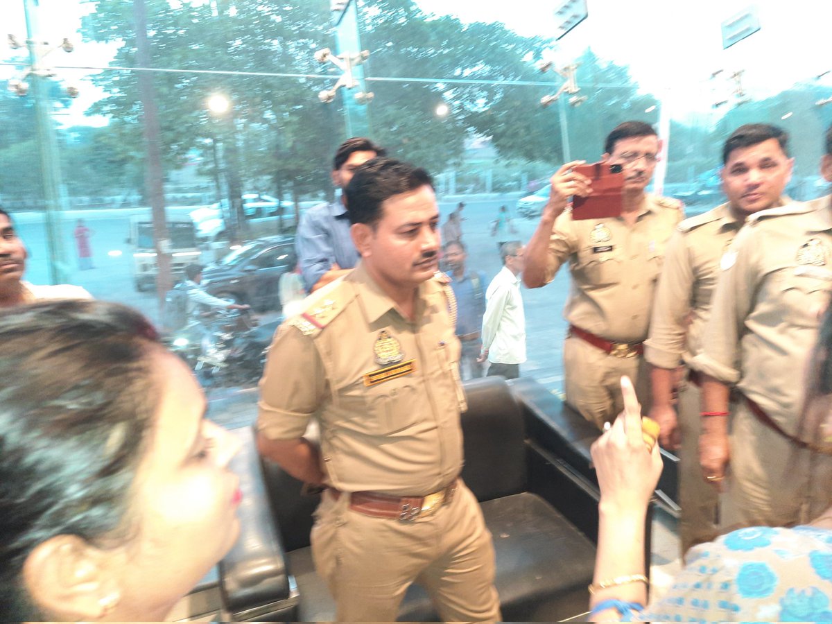 nefowaoffice's tweet photo. पंचशील ग्रीन्स 2 सोसाइटी में बच्चों के एक्टिविटी पर बिल्डर द्वारा रोक लगाए जाने के बाद विरोध प्रदर्शन करने के लिए निवासियों ने मेन गेट को बंद करके बच्चों का कराटे क्लास मेन गेट पर ही प्रारंभ कर दिया।
@OfficialGNIDA @noidapolice @112UttarPradesh @SHObisrakh @DCPCentralNoida @rituias2003
