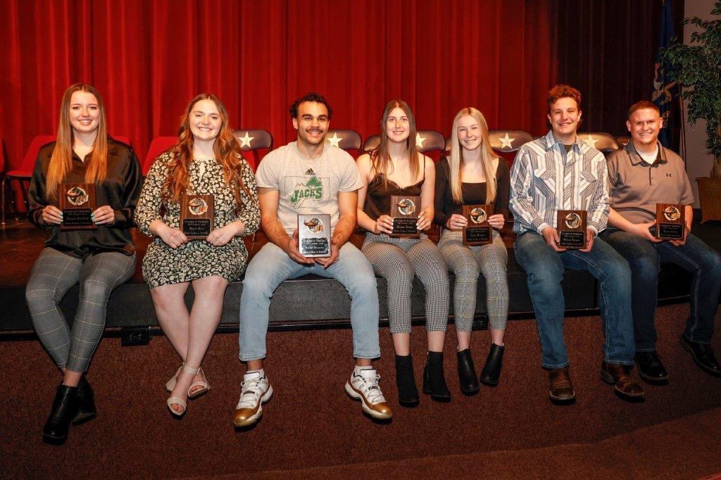 Congratulations to the Chamber Scholastic Award DCB Recipients dakotacollege.edu/about/news/cha…