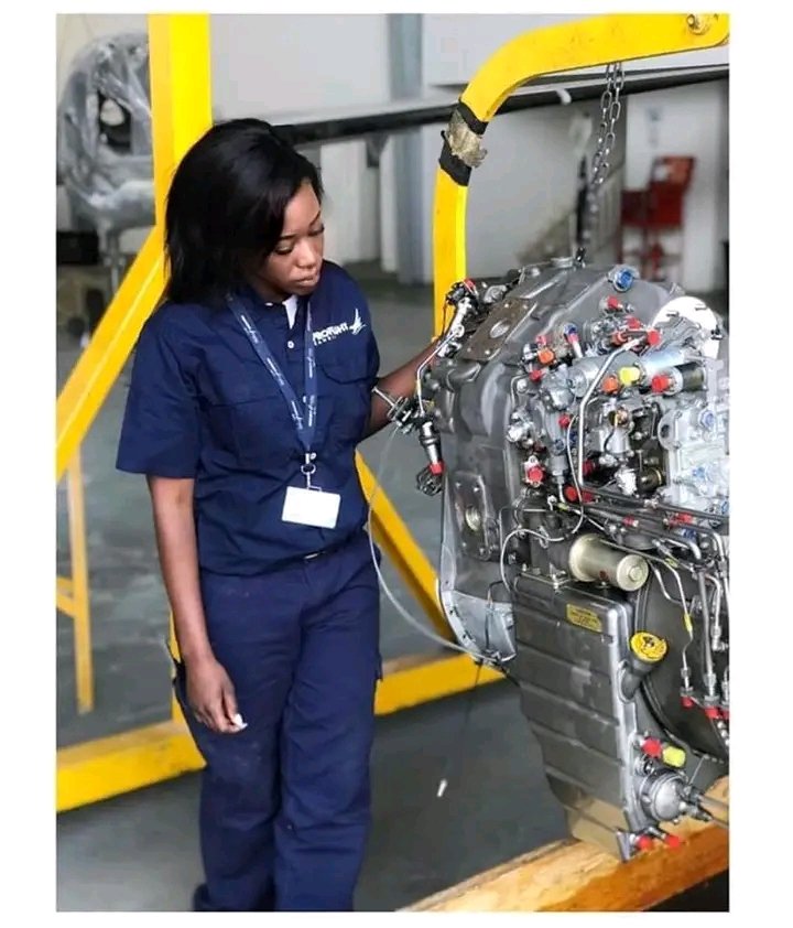 STEMPractitions's tweet photo. Our Today's Woman Crush Wednesday is "Muutambwa Kasempa" an Aircraft Engineer
In one of the interviews, she mentioned that "Aviation Industry" is a Male Dominated Industry where people think a female can't do it.
She encouraged more females to venture in fields of Engineering. https://t.co/0NmEPESR9z
