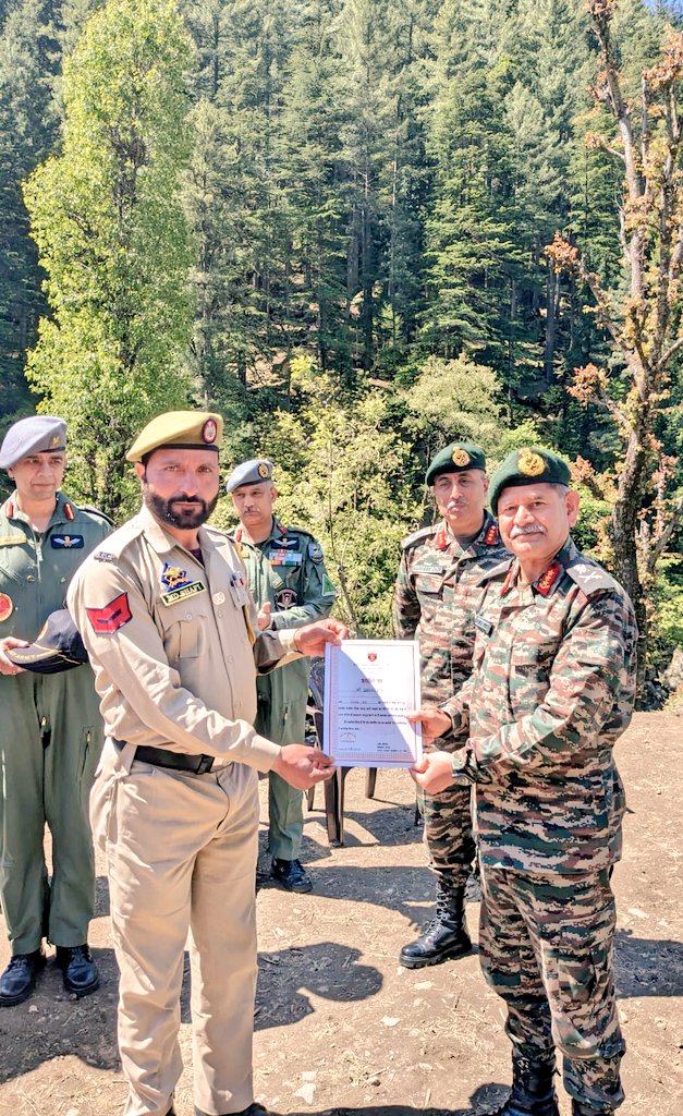 NorthernComd_IA's tweet photo. #LtGenUpendraDwivedi, #ArmyCdrNC visited Village Machna, #Kishtwar to thank the villagers for providing timely invaluable assistance in aiding the air crew, who  made precautionary landing on the bank of River Marua.

#NorthernCommand shall always remain grateful & shall always protect you

#badaltajammukashmir