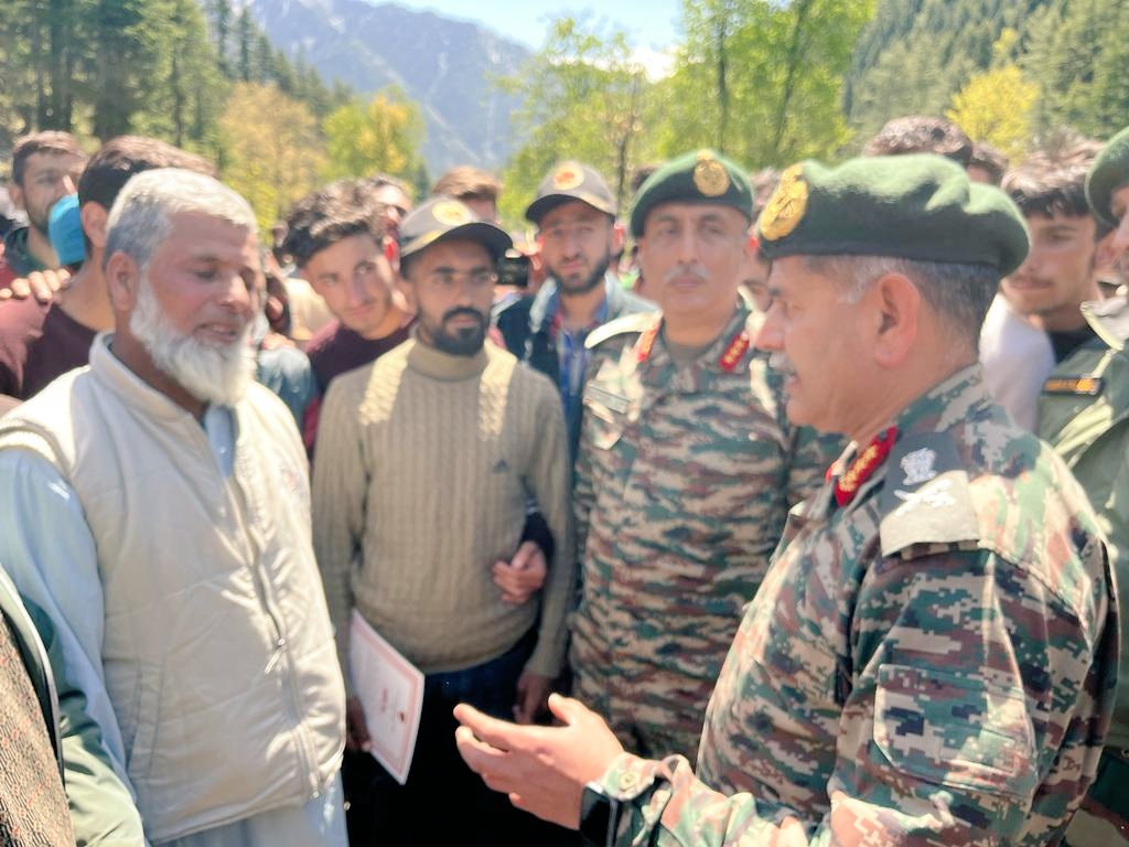 NorthernComd_IA's tweet photo. #LtGenUpendraDwivedi, #ArmyCdrNC visited Village Machna, #Kishtwar to thank the villagers for providing timely invaluable assistance in aiding the air crew, who  made precautionary landing on the bank of River Marua.

#NorthernCommand shall always remain grateful & shall always protect you

#badaltajammukashmir