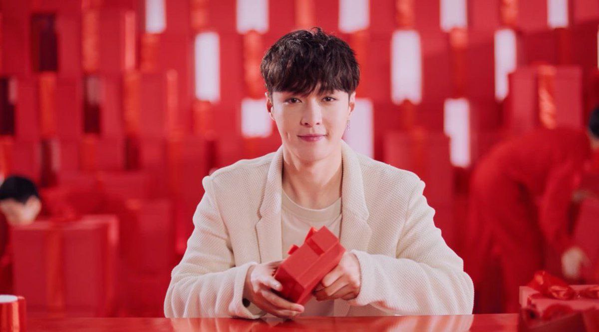 کی به شما گفته اینقدر دلبری کنی ؟ 🤨
با اون چالت 🫠
Lay
#LAY 
#레이 
#Yixing <a href="/layzhang/">Lay Zhang</a> 
<a href="/weareoneEXO/">EXO</a> <a href="/B_hundred_Hyun/">Baekhyun_EXO</a>