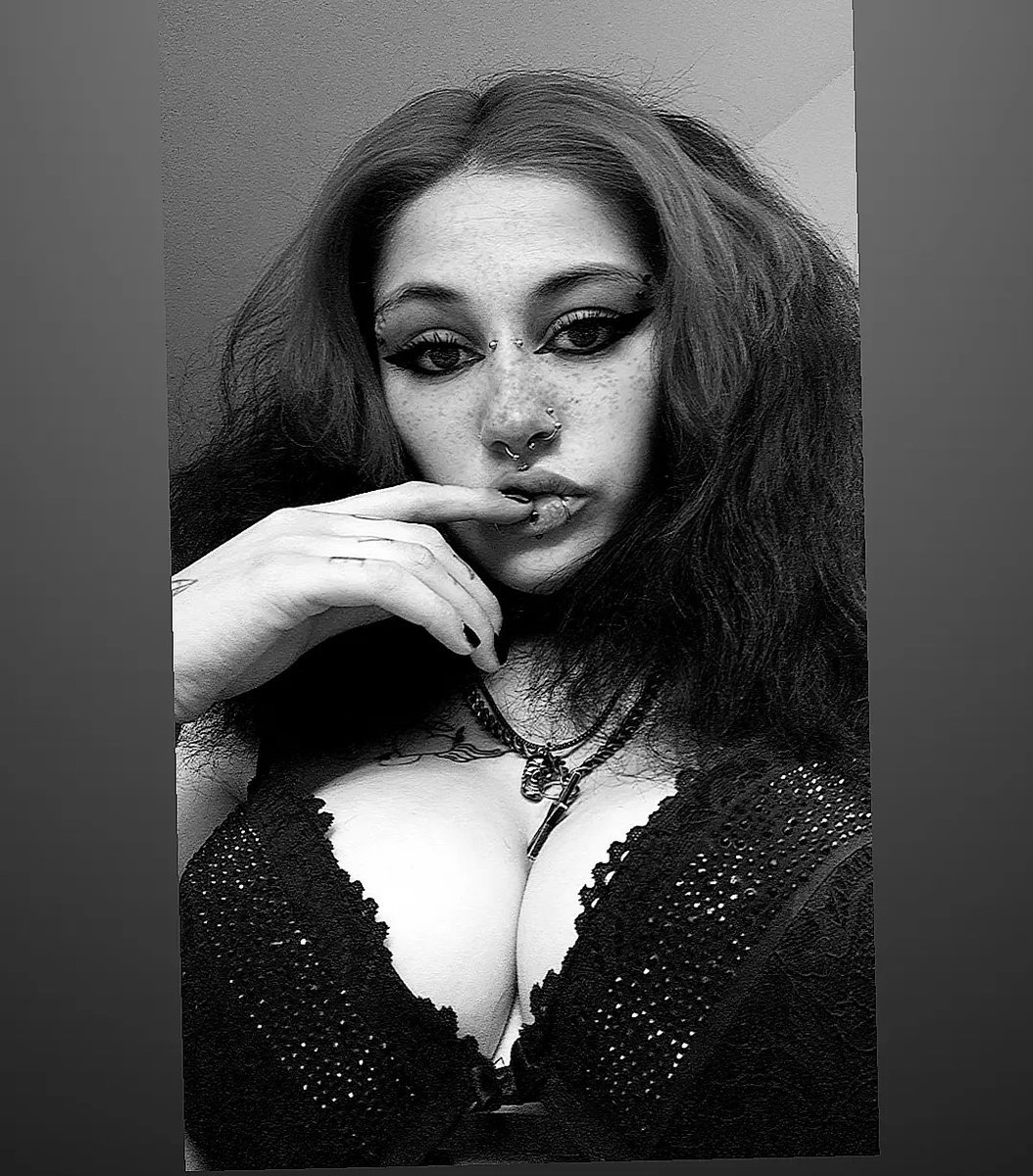 psychadelicevil's tweet photo. Chtěly by jste mě vidět nahou? 😈✨
Za 200 retweetu vám sem dám fotku  a každému kdo dá like a retweet ho čeká odměna do zprávy 🤭✨ https://t.co/yHmEKgqi07