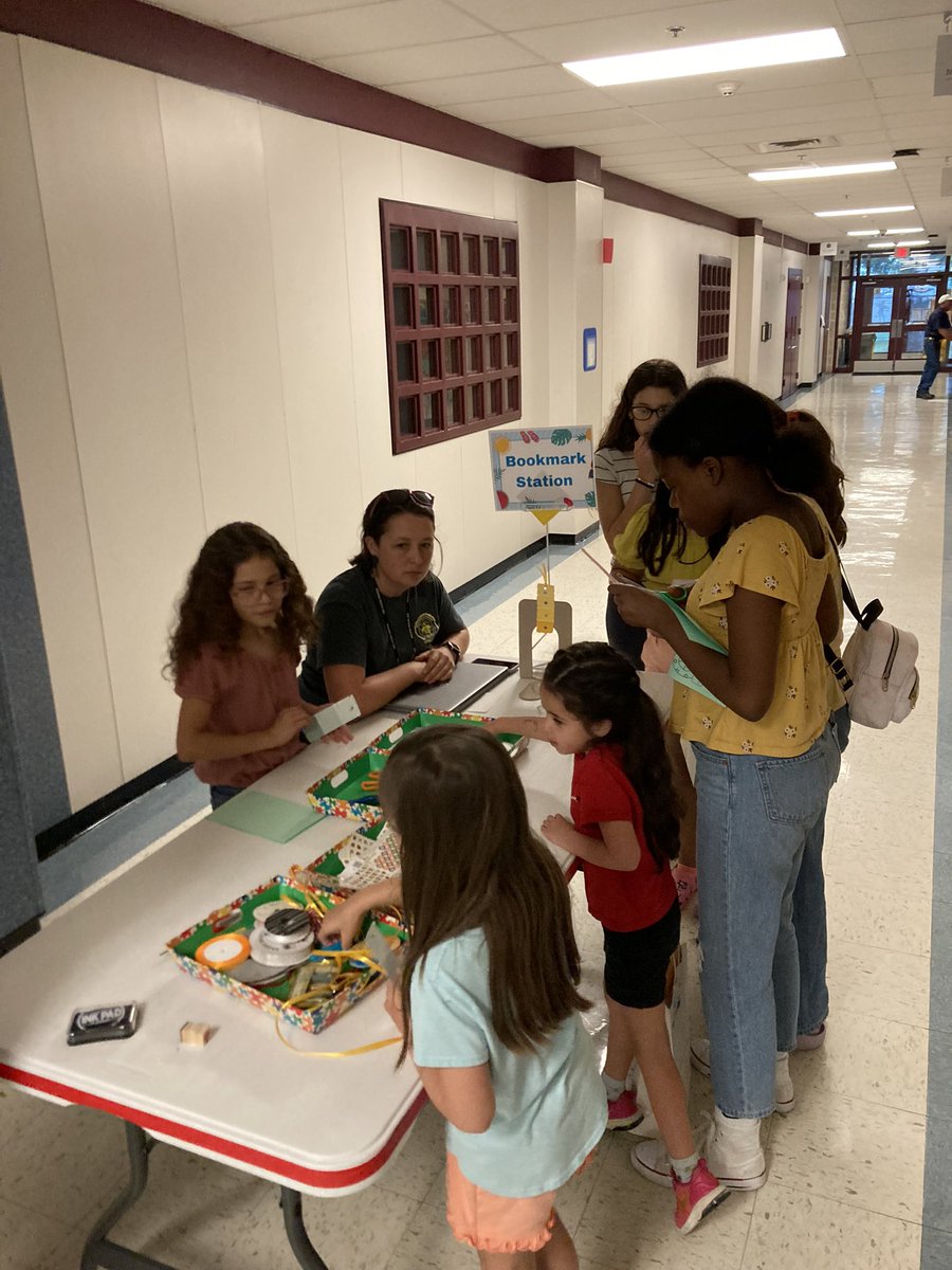 What fun <a href="/BerkmanAIA/">Berkman AIA</a> Literacy Night! Thankful to all the teachers and staff bringing linked to learning summer activities! <a href="/DaisyRRISD/">Daisy Guerrero</a>