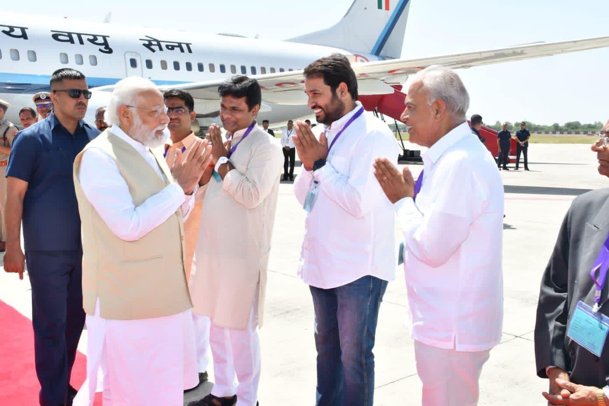 BjpLalitSingh's tweet photo. अविस्मरणीय क्षण । आज देश के गौरव हमारे आदरणीय प्रधानमंत्री श्री @narendramodi जी से मुलाक़ात करने का सौभाग्य प्राप्त हुआ ।

@BJP4Rajasthan https://t.co/oMZxBXQmyp