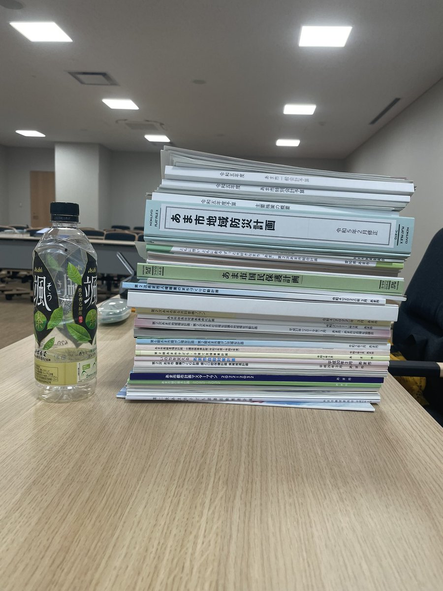 hisayoshimouri's tweet photo. 【新人議員研修】
本日はあま市議会の新人議員研修へ。
予習したつもりでしたが、それでも
まだまだ足らないと実感しました。

資料がペットボトルより高い！
ペーパーレス化を推進すべきと感じました。

#あま市議会
#あま市 https://t.co/axOHCyBcM3