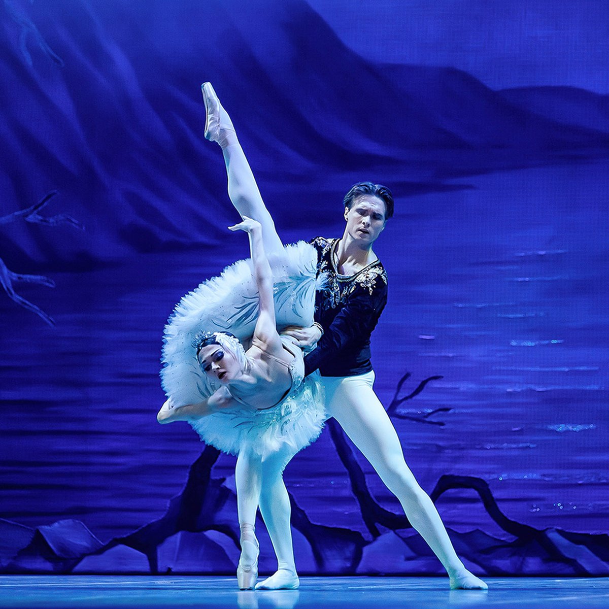 FRANCECONCERT's tweet photo. Avez-vous déjà assisté au ballet #LeLacDesCygnes ?

Sinon, il reste des places à réserver pour Paris, Marseille, Grenoble, Lyon, Montpellier, Rennes, Nantes, Tours, Reims, Strasbourg. 

Pour les billets  👉 https://t.co/ViDZboA7I2 https://t.co/eVzk65oVvF