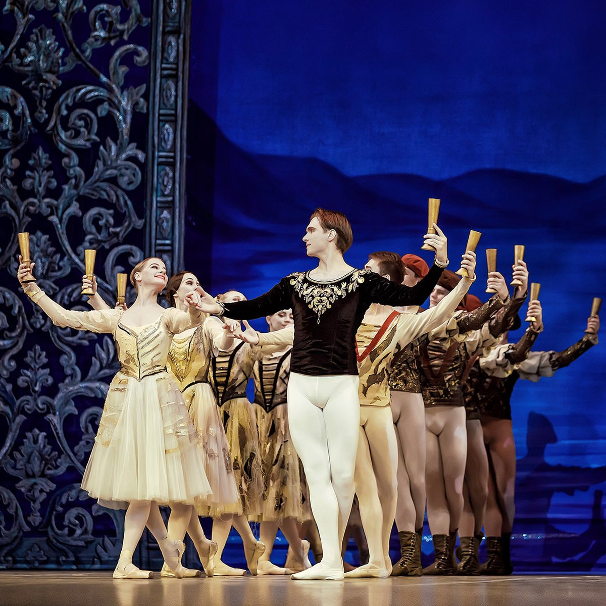 FRANCECONCERT's tweet photo. Avez-vous déjà assisté au ballet #LeLacDesCygnes ?

Sinon, il reste des places à réserver pour Paris, Marseille, Grenoble, Lyon, Montpellier, Rennes, Nantes, Tours, Reims, Strasbourg. 

Pour les billets  👉 https://t.co/ViDZboA7I2 https://t.co/eVzk65oVvF