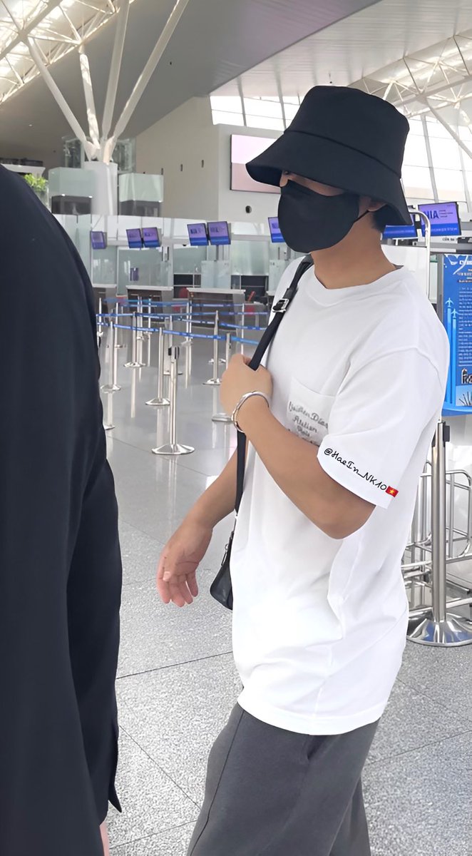 HaeIn_NK10's tweet photo. #230506 #JungHaeIn #정해인 #Vietnam #dermatir #event #Airport #flight #Noibaiairport 

Good bye and see you soon 😭😭😭 

We still miss him so much 😔😔😔 https://t.co/puM32ByST7