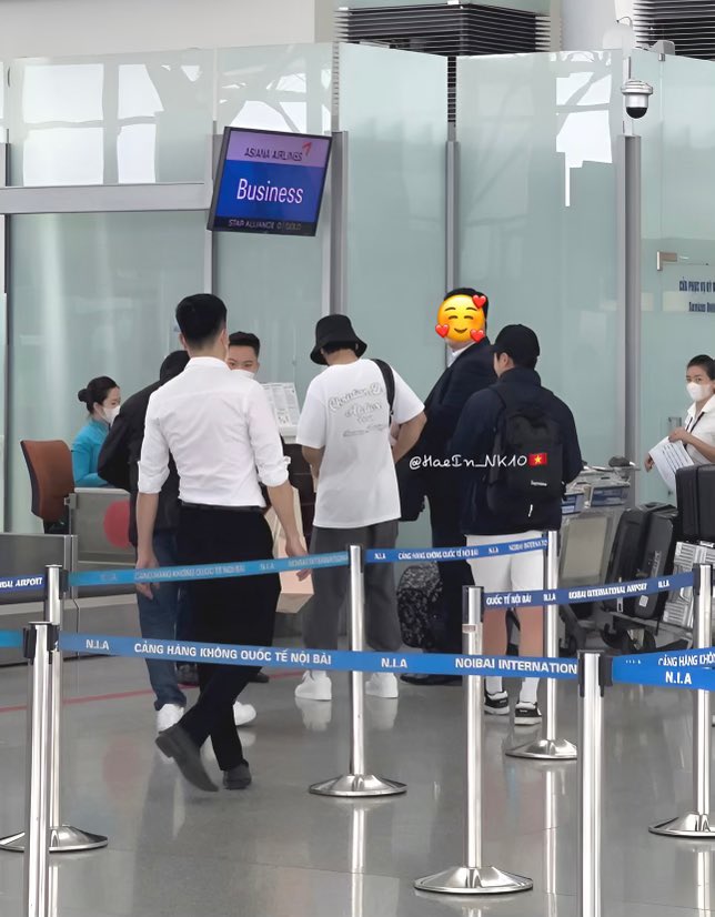 HaeIn_NK10's tweet photo. #230506 #JungHaeIn #정해인 #Vietnam #dermatir #event #Airport #flight #Noibaiairport 

Good bye and see you soon 😭😭😭 

We still miss him so much 😔😔😔 https://t.co/puM32ByST7