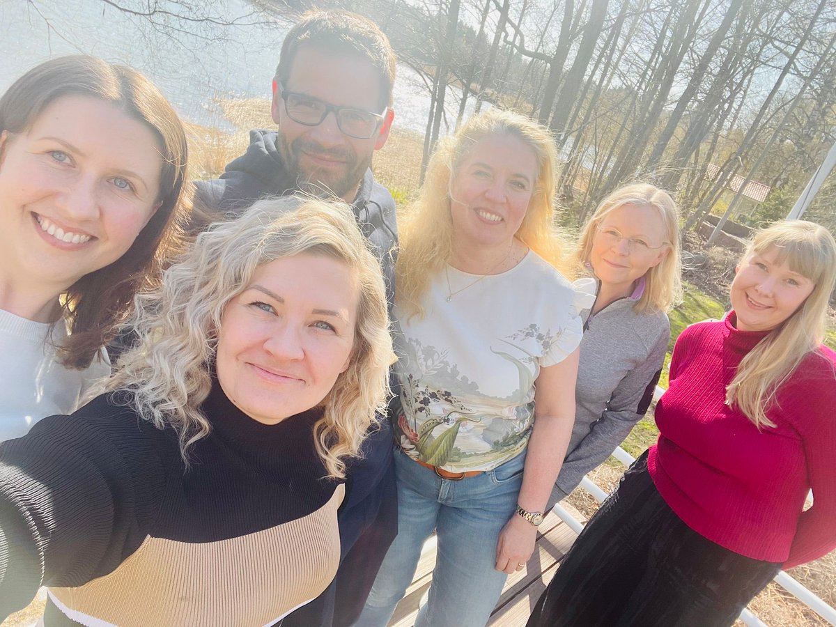 Päivän sisätöiden jälkeen sisätiloista Pickkalan merenrannan aurinkoon☀️☀️☀️Sparrailu ⁦<a href="/EloTyoelake/">Työeläkeyhtiö Elo</a>⁩ työkykypalvelujen johtotiimillä jatkuu ulkoilmassa. Hieno päivä yhdessä keskustellen🍓 #unelmatelossa #työkykypalvelut