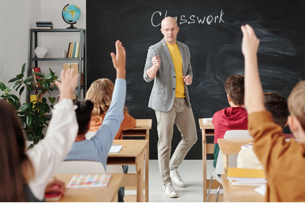 "The role of school &amp; college staff now extends far beyond the classroom. They have become an unofficial branch of social and health services without the training, capacity or resources": my comments for <a href="/ASCL_UK/">ASCL</a> on today's important <a href="/EdSupportUK/">👩‍🏫 Education Support 👨‍🏫</a> report: buff.ly/42pqSxl
