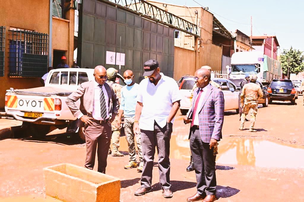 freeman_newsug's tweet photo. Updates: Presidential advisor on special operations  Gen. @mkainerugaba has this evening inspected progress on @KCCAUG roads. He was accompanied by Kampala City Executive Director, Dr. Kisaka Dorothy. #FreemanNewsUG.
@KCCAED. 
ReadMore:-www.freemanneesug.com. https://t.co/0GCRL2Tji5
