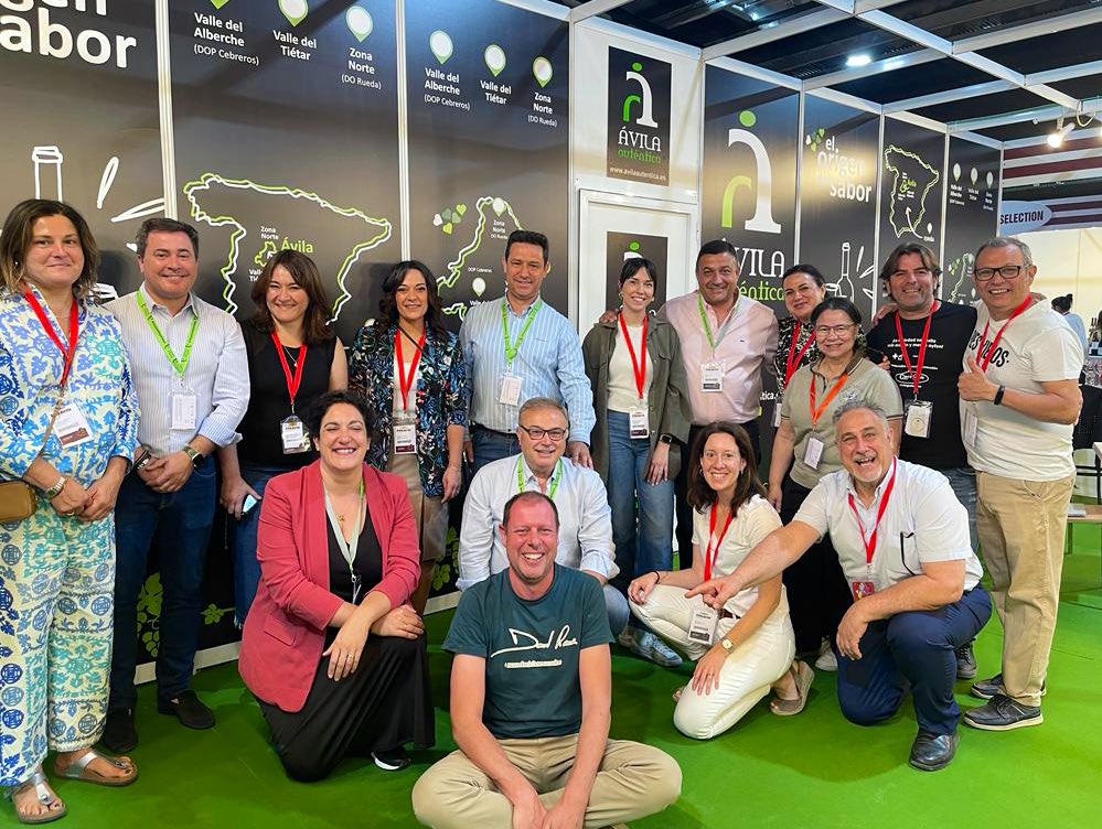 dipuavila's tweet photo. 🍷El presidente, el vicepresidente primero y los diputados de #DesarrolloRural y #Agricultura, en @Fenavin_Oficial apoyando a las diez bodegas adheridas a @Avilaautentica1 presentes en la feria del #vino más importante de #España🇪🇸. 
#HaciendoProvincia https://t.co/jWY4mfxely