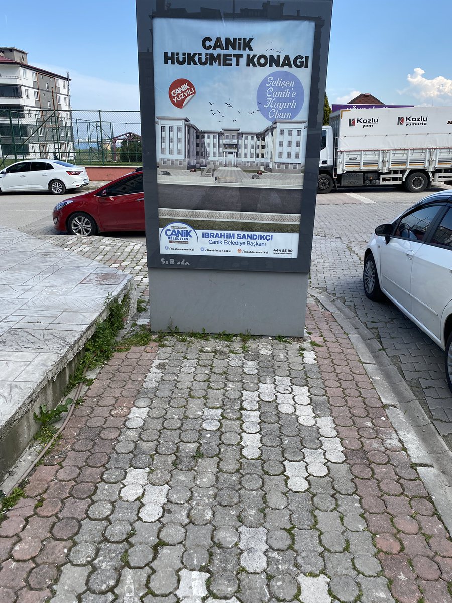 mutluaysu's tweet photo. @samsuncanikbld Uğur Okulları önündeki reklam tabelaları kaldırımı kullanılamaz hale getiriyor. Konu ile ilgili olarak mesaj atmıştım ancak hala aynı durumdalar. Gerekli çalışmayı yapacağınızı umuyorum. https://t.co/CUeQVoy2AK