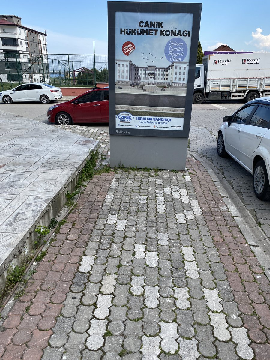 mutluaysu's tweet photo. @samsuncanikbld Uğur Okulları önündeki reklam tabelaları kaldırımı kullanılamaz hale getiriyor. Konu ile ilgili olarak mesaj atmıştım ancak hala aynı durumdalar. Gerekli çalışmayı yapacağınızı umuyorum. https://t.co/CUeQVoy2AK