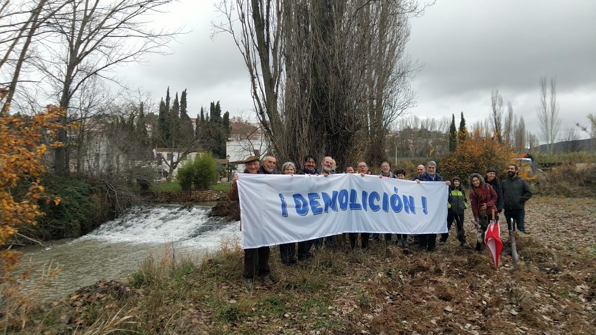 RIODEGETAFE's tweet photo. Colectivos ciudadanos de la cuenca del Tajo desmienten los bulos sobre la supuesta demolición de presas. La retirada de presas y azudes abandonados es una obligación legal que los organismos de cuenca llevan a cabo en España con notable retraso. https://t.co/8F36uLKPBR