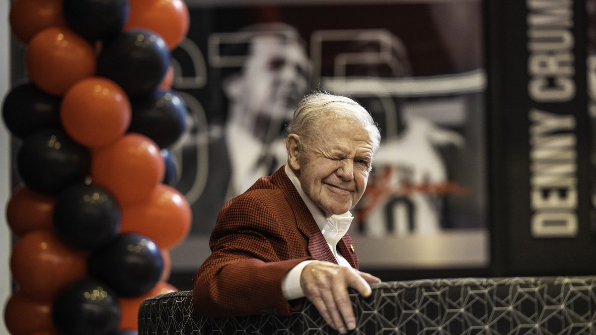 ericcrawford's tweet photo. A MEMORY | My final Denny Crum moment -- and a wink I will never forget (plus a few more) https://t.co/aEES2UPR0U https://t.co/fEWqFjzUw0