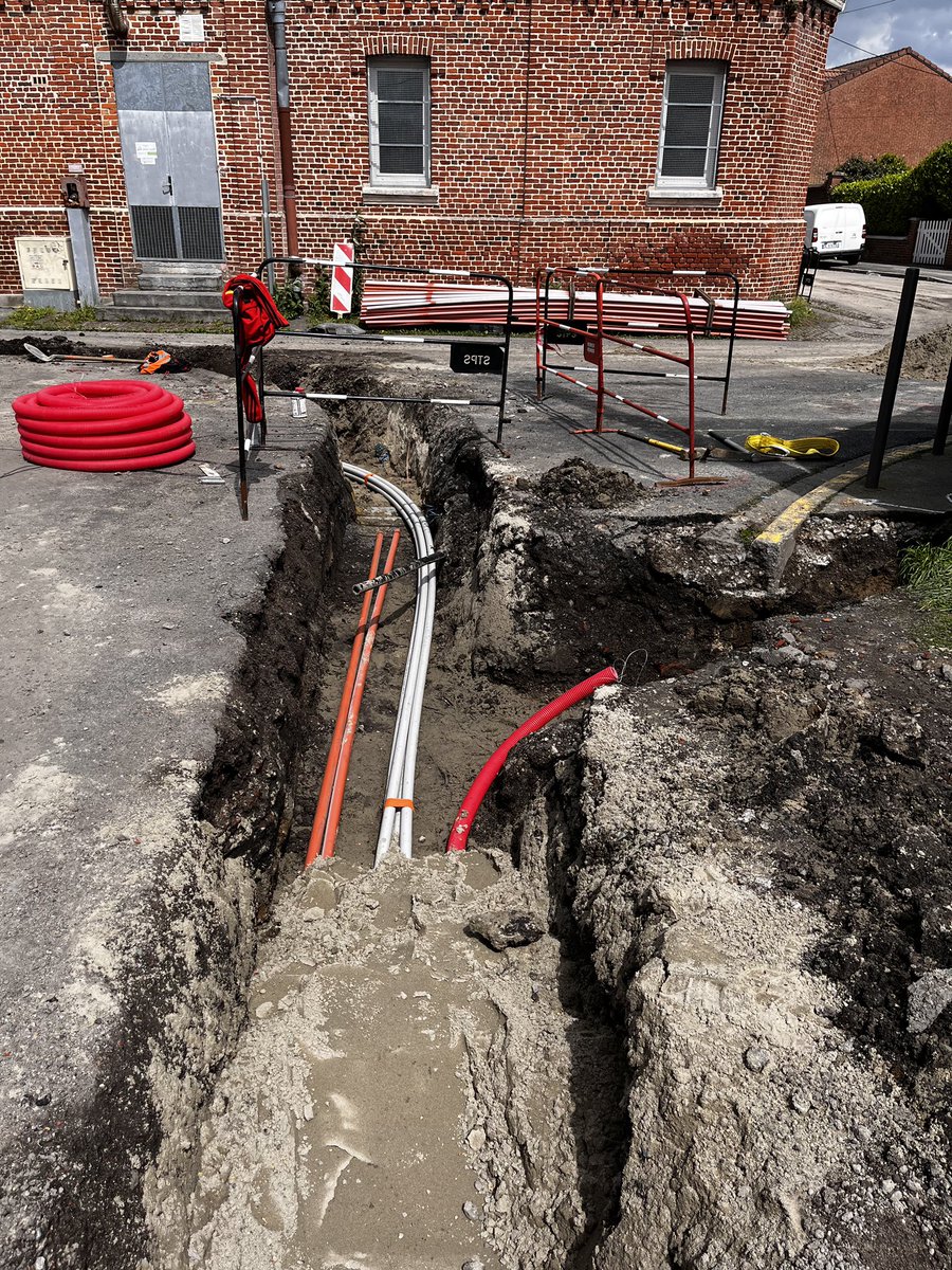 EnergieFlandre's tweet photo. En images - chantier d’effacement et enfouissement des réseaux à #Nieppe
✅ résorption des fils nus avec le soutien de @enedis_npdc
✅ rénovation de l’éclairage public
Un projet du @siecf réalisé par le groupement @CiteosOfficial #FlashEnergies et #Stps https://t.co/M3a8SZNN40