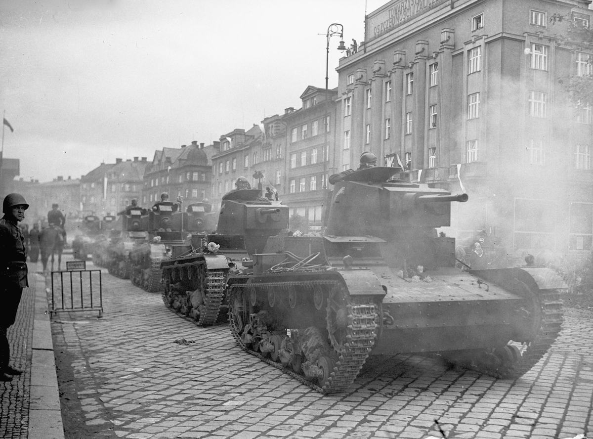 OskanaShadow's tweet photo. 1934- Poland is among the first countries to sign a pact and a trade agreement with Nazi Germany.
1938- Poland following Hitler's steps, annexes Trans-Olza, Czechoslovakia using the Munich Agreement  as a pretext.
👇🏻 Polish tanks entering Trans-Olza. https://t.co/2CMezFZoTY
