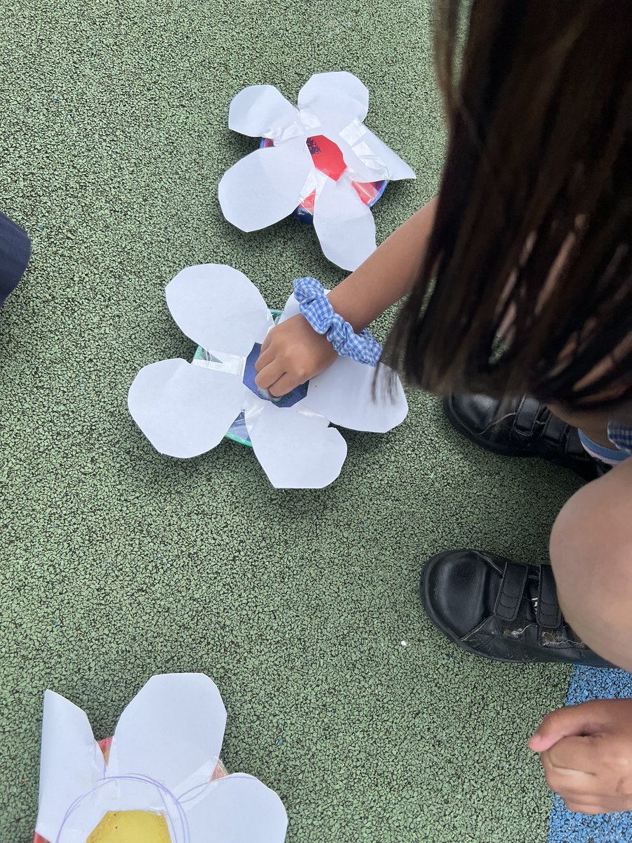 e1_stgeorge's tweet photo. Today we learnt about how bees pollinate flowers! We were the bees! 🐝🌸@e1_stgeorges @StAnnesgaCPS https://t.co/ZbvOmczoJz